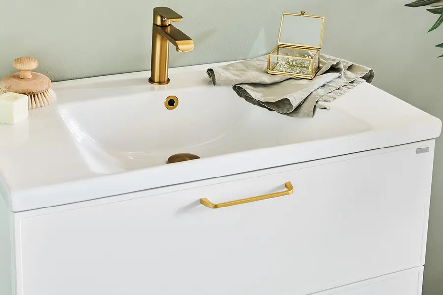 Tynn, fin ramme på frontene som skaper et stilrent uttrykk på badet