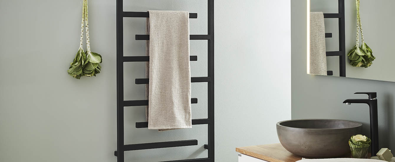 Noro Neo håndkletørker i stram design for baderom med særpreg
