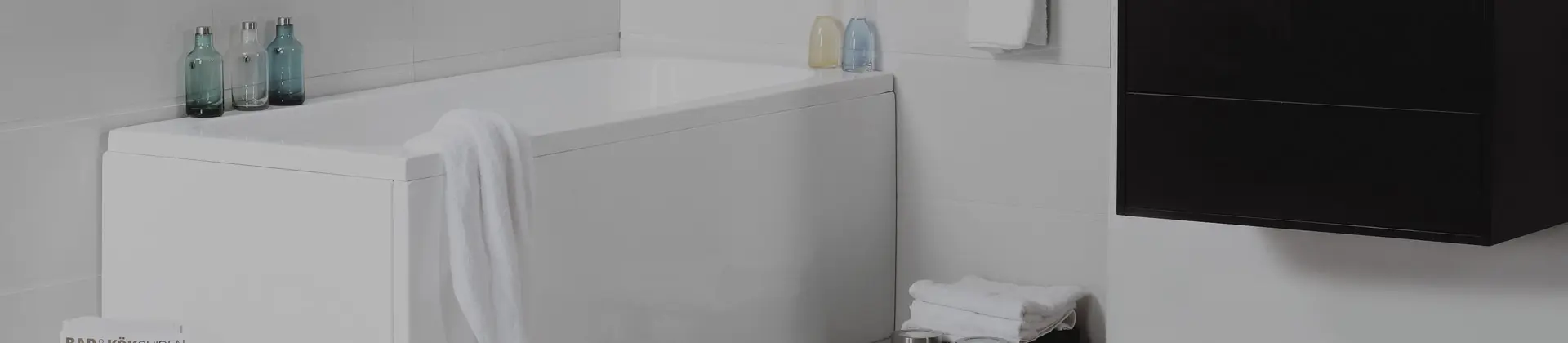 Badekar med dusjvegg